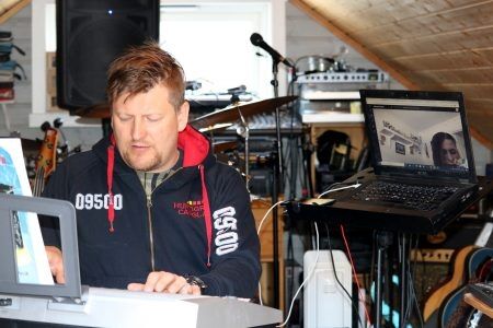 Her sitter Stein Rune å underviser en elev på Keyboard foto: Øyvind Ludvigsen