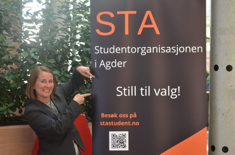 Claire Jortveit er i godt humør etter flere studenter har vist interesse i valget. Foto: Celina S. Pedersen