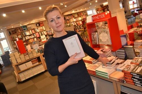 Kirsti Myrvold Høland i C. Berges Boghandel holder opp "Jeg har ventet på deg" som hun anbefaler svært varmt.