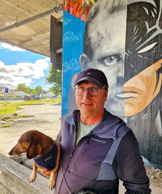 Paul og Reinert poserer foran gatekunst
 Foto: Paul Ove Paulsen