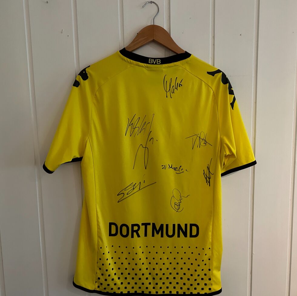 Drakt signert av blant annet Dortmund trener Edin Terzic og midtstopper Mats Hummels
 Foto: Dani Lie