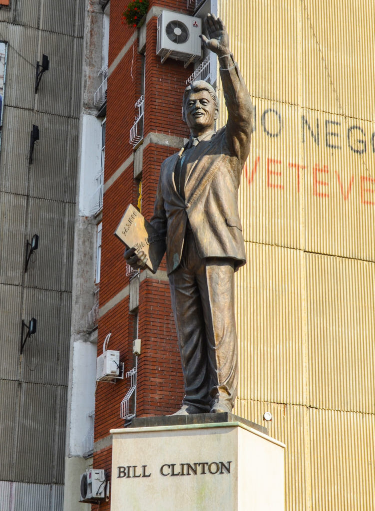 PRO-AMERIKANSK: Kosovo er svært lojale mot USA og vesten. Her er en statue av den tidligere amerikanske presidenten Bill Clinton i Pristina sentrum. Han får mye av æren for å ha involvert Nato i Kosovokrigen. FOTO: Sondre Lindhagen Nilssen