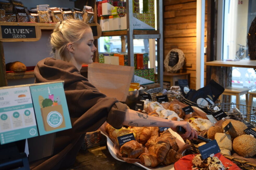 Lene Hansen som jobber på Drømmeplassen, synes det er deilig å ikke måtte kaste spisbar mat. FOTO: Pernille Dalene