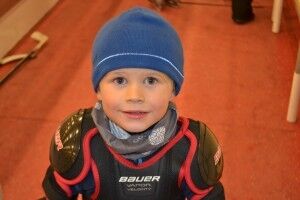 Jonas(6) stortrives på hockeyskole! Foto: Anders Espe