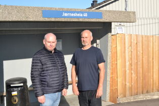 Nestleder og webansvarlig i Jærnes Terasse Borettslag
 Vidar Lynnæs sammen med leder Roger Engesland foran busstoppet på toppen av Jærnesheia
 Foto: Andreas Miland Bakke