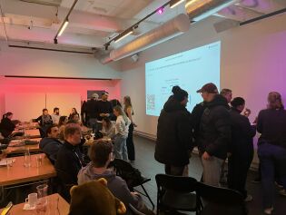 Fullsatt på galleriet på Bare studenthus under seminaret, mandag.
 Foto: McLean, Sivert