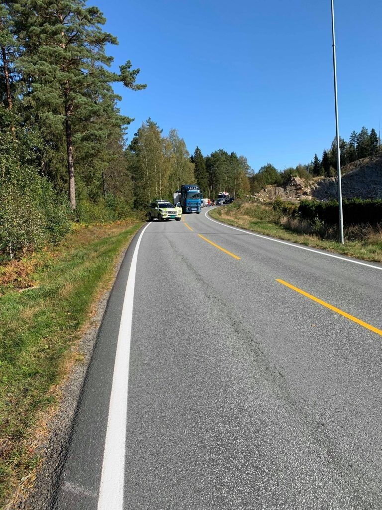 Politet stenger veien. Foto: Magnus Gjestrum Larsen