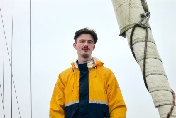 Mathias bor i seilbåt