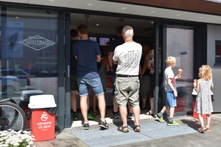 ISJAKT: Store og små kunder fant veien til Snadderkioskens isbar. FOTO: Eline Storsæter.