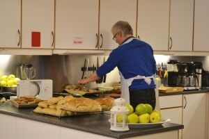 Trives på kjøkkenet: Gunnar Gundersen forbereder lunsjen i Maurtua barnehage. (Foto: Helene Walle)