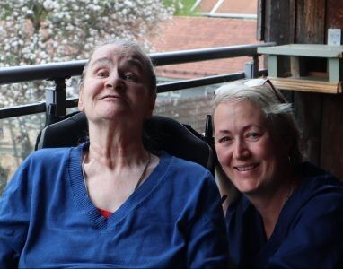 VELDIG FORNØYDE: Beboer Pia Gunnarsen og sykepleier Kristin Bue er veldig fornøyd med årets 17.mai-feiring. Foto: Helene Myre.