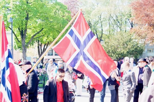 Jubel og sang fra borgertoget