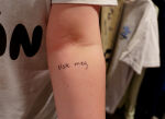 "Elsk meg" tatovering som refererer til Ramón sin sang "Elsk meg". Foto: Susanne Ekeland