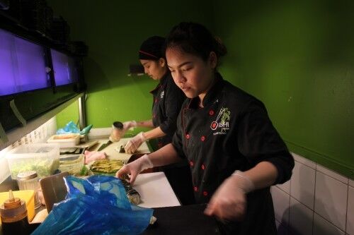 Mai Thanh Trang, daglig leder på Mai Oishi Sushi, sier matfestivalen tiltrekker mange nye kunder. Foto: Ida Bleskestad