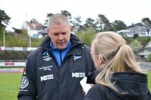 Start-trener Mons Ivar Mjelde forteller sin mening om kampen til Sørnett-reporter Cecilie Engh. Foto: Guro Varberg Eriksen