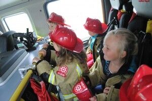Passasjerer i brannbil: Ungene fra Presteheia barnehage fikk sitte på i brannbil, med både sirene og blålys. Foto: Julie Sørensen Molvik
