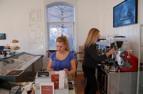 Innhaver Sol Nodeland (til høyre), får kun servere kaffe i fremtiden