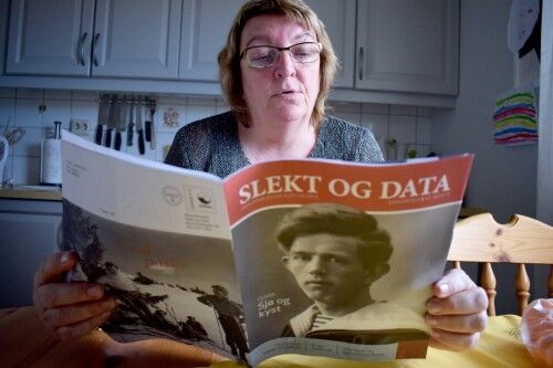 Tidligere gravstedskoordinator Karin Røed leser i medlemsbladet til DIS Norge og ser om det har skjedd noe nytt innenfor slektsforskning. FOTO: Raymond Andre Martinsen.