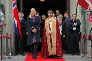 Kronprinsesse Mette-Marit og biskop Steinar Reinertsen går ut av Domkirken. Foto: Silje Halvorsen