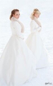 På vinteren kan du pynte opp kjolen med vakre ytterantrekk. Foto: Studio LL
