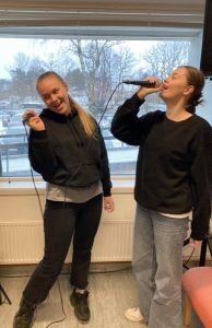 (fr.v) Amanda Winsjansen (18) og Thea Ljunggren (18) går 2. året på musikklinjen på Vågsbygd. De pleier også å øve til UKM i skolens lokale. Foto: privat
