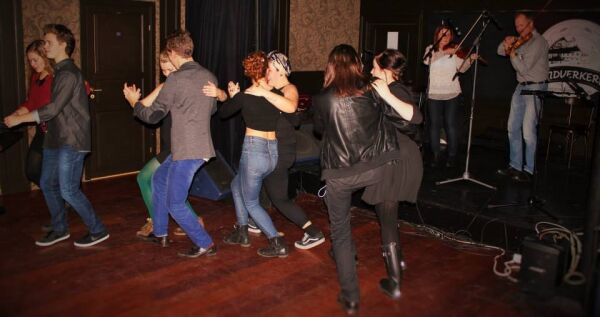 På dansefot i BUL-hallen