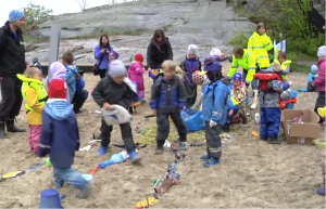 Kuholmen barnehage plukker ivrig søppel på stranden i Bertesbukta