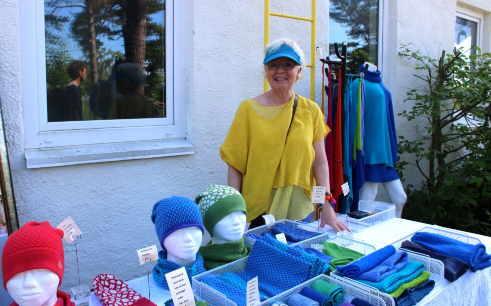 Anita Havn Jensen viser fram produktene sine som hun har laget ved hjelp av strikkemaskin.
 Foto: Nora E.B Wulff