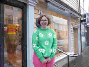 Irene Lindekleiv Grønnevik (21) utenfor Berges bokhandel i Markens.
 Foto: Amina Johansson