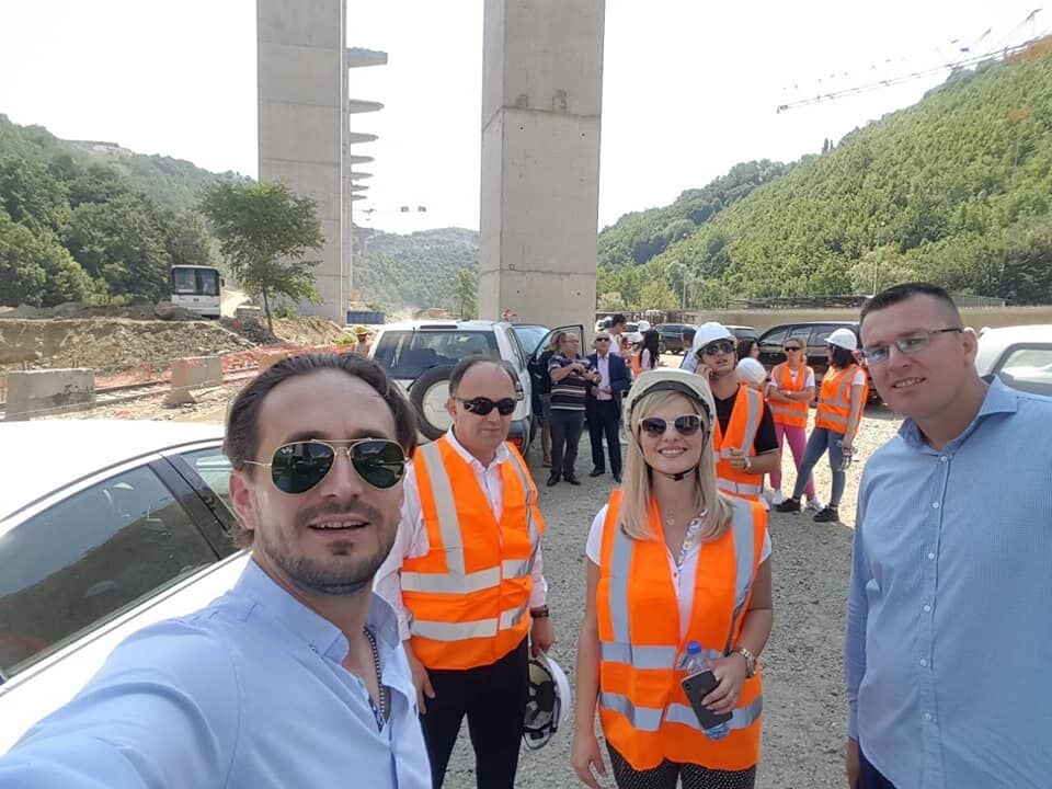 PÅ JOBB: Her er Islam Morina på jobb med kolleger ved en ny bro som er under konstruksjon mellom Kosovo og Makedonia. FOTO: Privat