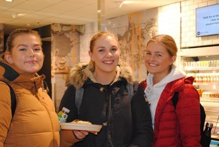 F.v: Kaja Brottveit (21), Sarah Nilsen (22) og Ingvild Haug (20). Fornøyde med matserveringen og kantinetilbudene. Foto: Elise-Malen Wårdal.
