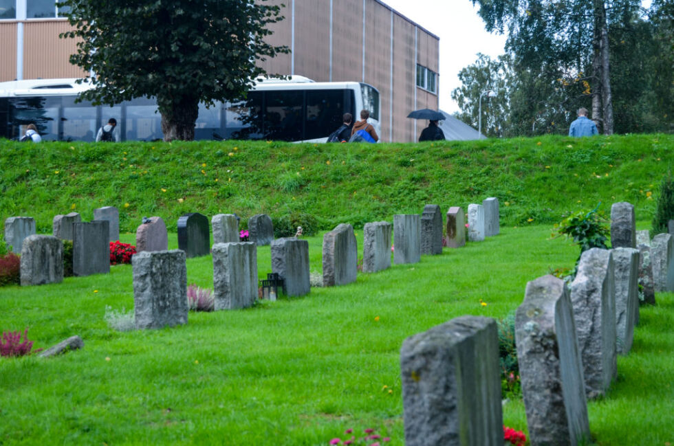 SKOLEVEI: Rett ved kirkegården står det daglig studenter og andre reisende som venter på bussen. FOTO: Sondre Lindhagen Nilssen