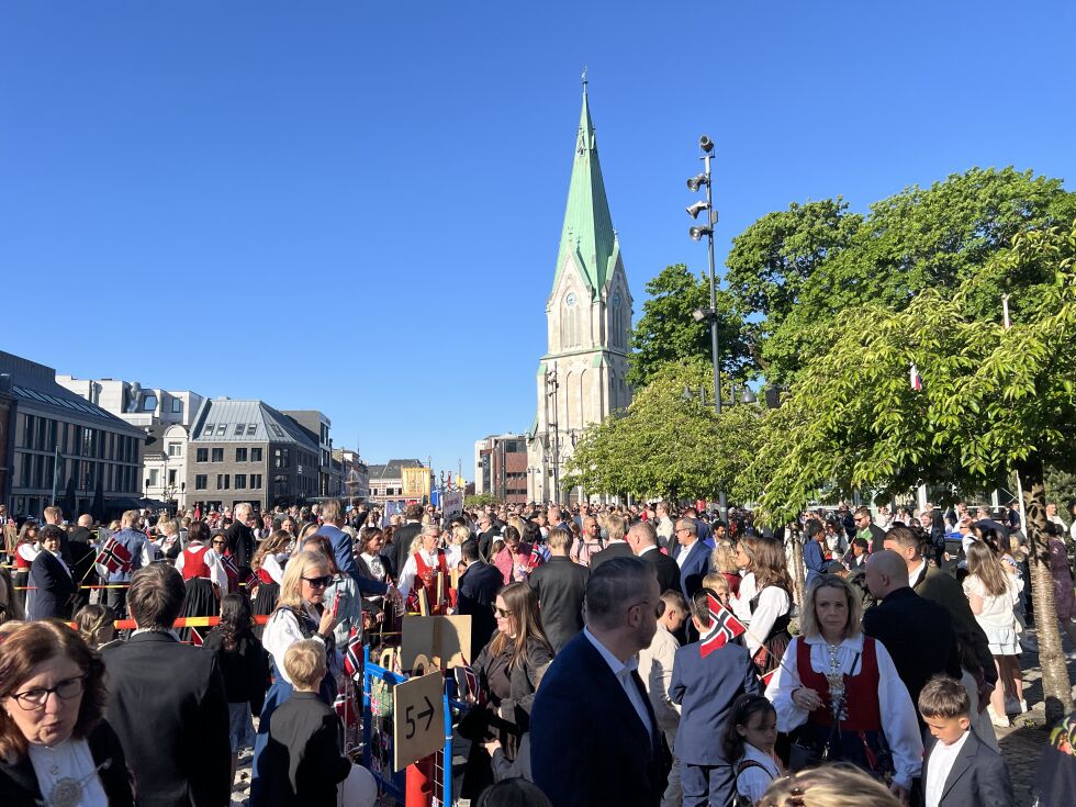 Folkemengdene strømmer på før avgang av barnetoget
 Foto: Sivert Stensrud