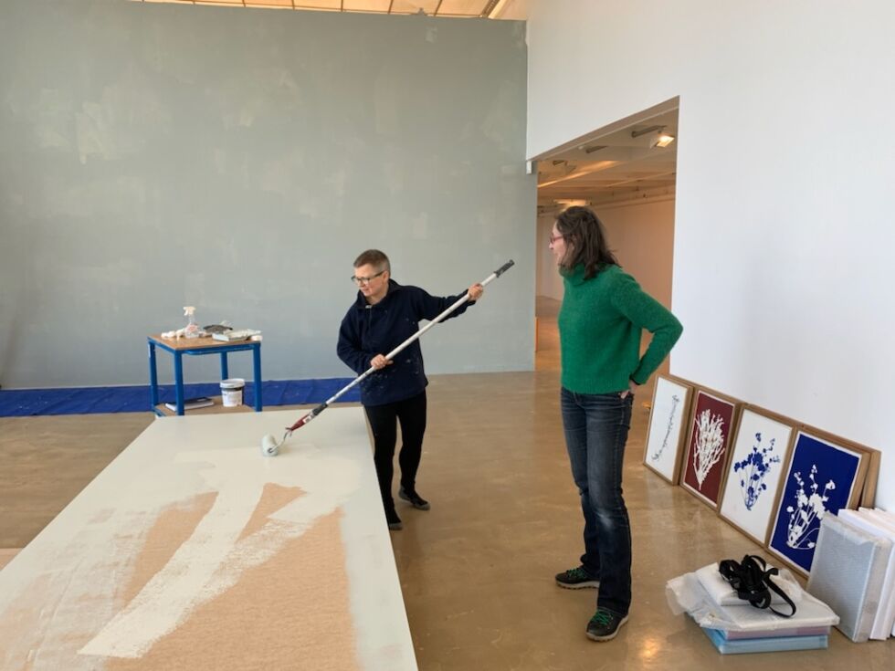 Kunstnerne Rita Marhaug og Randi Strand monterer inne i kunsthallen før åpningen av "bok"-utstillingen kommende lørdag. Foto: Cecilie Nissen