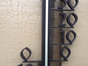 MILDT: Temperaturmåleren på Gimlekollen, Kristiansand viste godt over ti grader tirsdag morgen. FOTO: Henrik Myhrvold Simensen