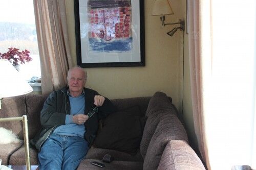 Forfatter Øystein Lønn slapper av i sofaen hjemme.FOTO: Carl Berge.
