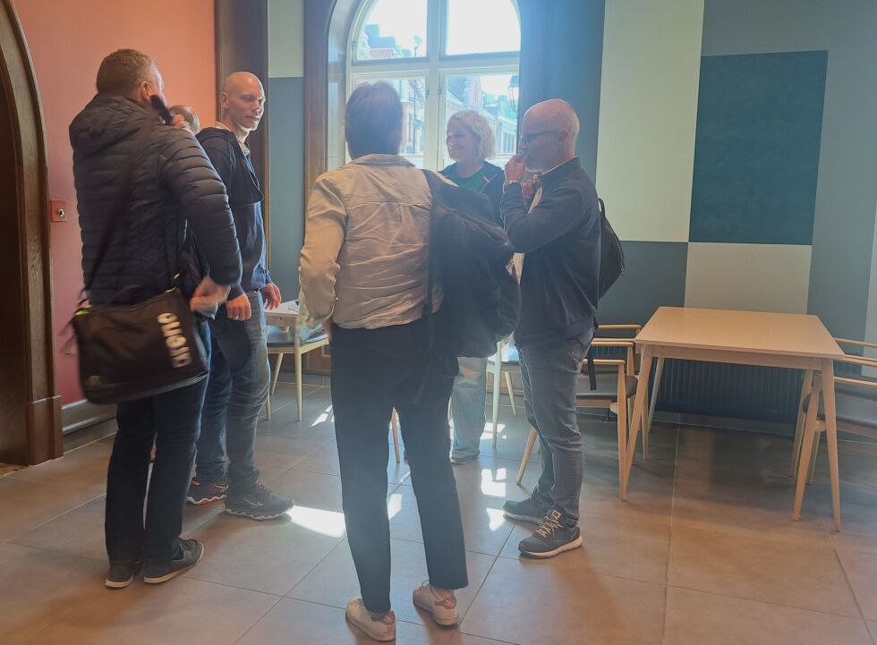 Praten gikk før møtet begynte
 Foto: William Reitan