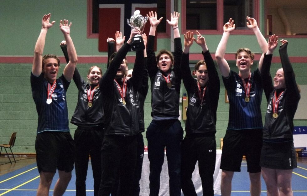 Jubler over NM-gull: Kristiansand Badmintonklubb vant junior-NM for første gang på hjemmebane. På bilde ser vi lagets jubelbrøl med pokalen etter den overlegne 5-0 seieren over Sotra BK
 Foto: KBK