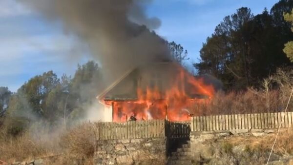 Video: Her brenner eneboligen ned