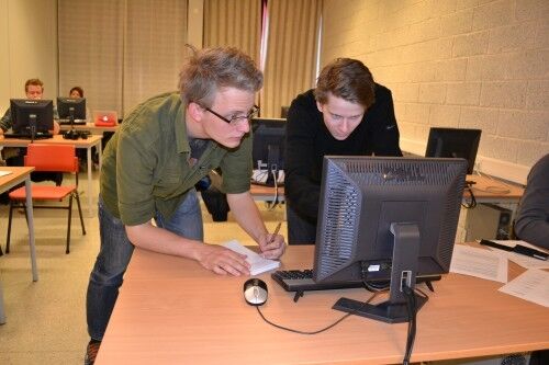 Magnus Nødland Skogedal og Kristian Rathe Gisvold er konsentrerte i arbeidet. Foto: Caroline Ørvik