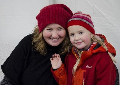 Hildbjørg "Hibbi" Mannes koser seg sammen med sin yngste datter under arrangeringen av årets "Jul på Vea".