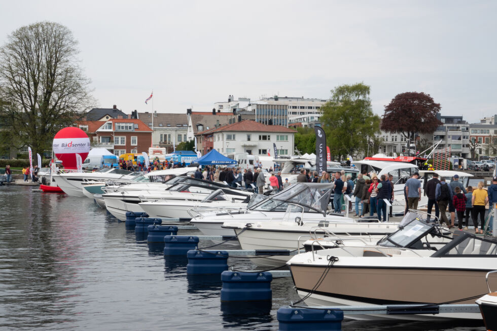 Det var mange folk som hadde møtt opp på båtmessa i gjestehavna i helgen som var.
 Foto: Viktor Sødal