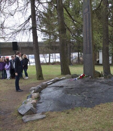 Det ble avholdt ett minutts stillhet etter kransnedleggelsen for å minnes de som kjempet for frigjøringen av Norge. Foto: Asgeir Høimoen.