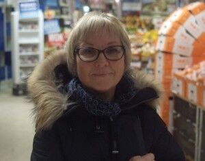 Janet Lilledrange fra Kristiansand mener butikkene kan redusere antall tilbud for å hjelpe kunder kaste mindre. Foto: Pia Charlotte Fredriksen