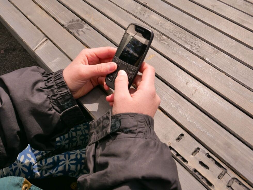 Nokiatelefonen som blir brukt av 1.klassingen Idun. (Foto: Malin Heggebø Rolfsen)