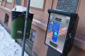 Flere av myntautomatene langs gatene vil bli supplert med kredittkortløsning. (Foto: Isak Gundersen)