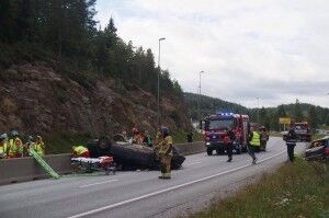 Ambulansepersonell redder ut skadede av den ødelagte bilen FOTO: Oskar Gårdsrud Paulsrud
