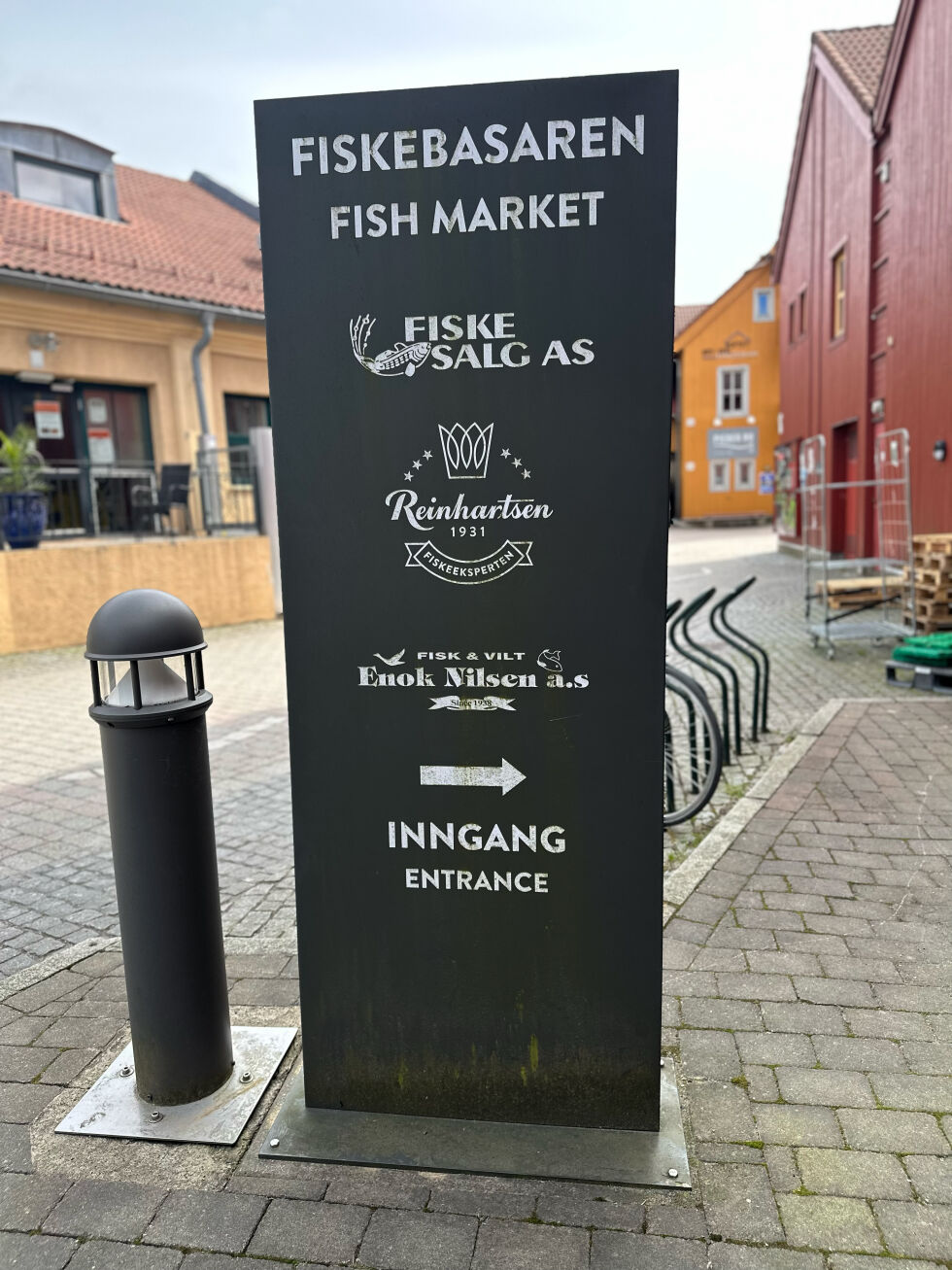 Skilt foran fiskebasaren.
 Foto: Vilde Polle Nøtnes