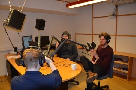 I STUDIOET: Guttene koser seg med podcast-innspilling. Foto: Benjamin Bjørnstad