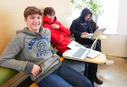 JUBLER: F.v. Olav Zahl Nyrnes(16), Herman Newport(16) og Adam Shaaban(16) er glade for at de slipper eksamen.